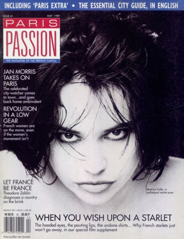 Bild einer Frau in einem weißen Kleid mit tiefem Ausschnitt auf dem Cover von Paris Passion Magazine, mit einem sleeken Bob, geschlossenen Augen und leicht geöffneten Lippen, mit der Aufschrift "Paris Passion" in fetter schwarzer Schrift.