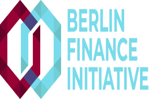 Logo der Berliner Finanzinitiative mit einem blauen Kreis mit weißer Umrandung und einem weißen "B" in der Mitte, umgeben von einem weißen Ring mit blau-weißem Karomuster, alles auf einem weißen Hintergrund mit fetter schwarzer Schrift "Berliner Finanzinitiative."