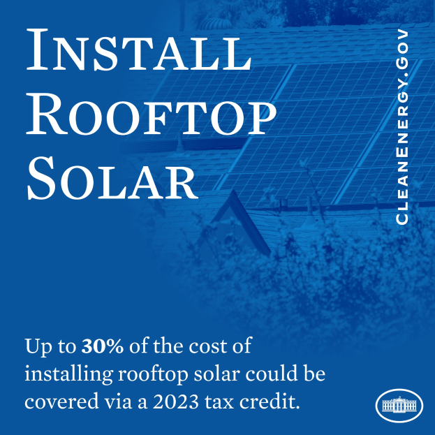 Ein Plakat mit Text, der eine 2023er Steuergutschrift für die Dachsolarinstallation bewirbt, zeigt ein Gebäude mit Solarpanelen und Bäumen im Hintergrund.