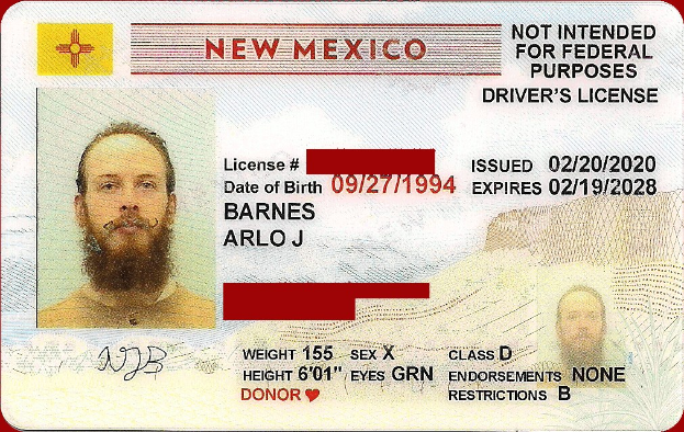 Neues Führerschein-Modell aus New Mexico mit einem Mannsbild, persönlichen Details und Identifikationsnummern.