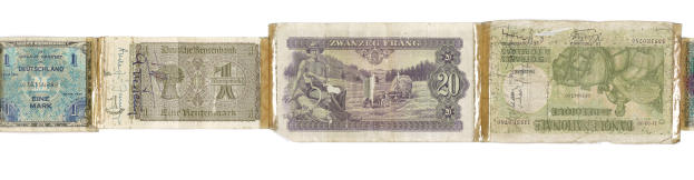 Ein Stapel alter deutscher Banknoten in verschiedenen Nennwerten auf einem alten Buch.