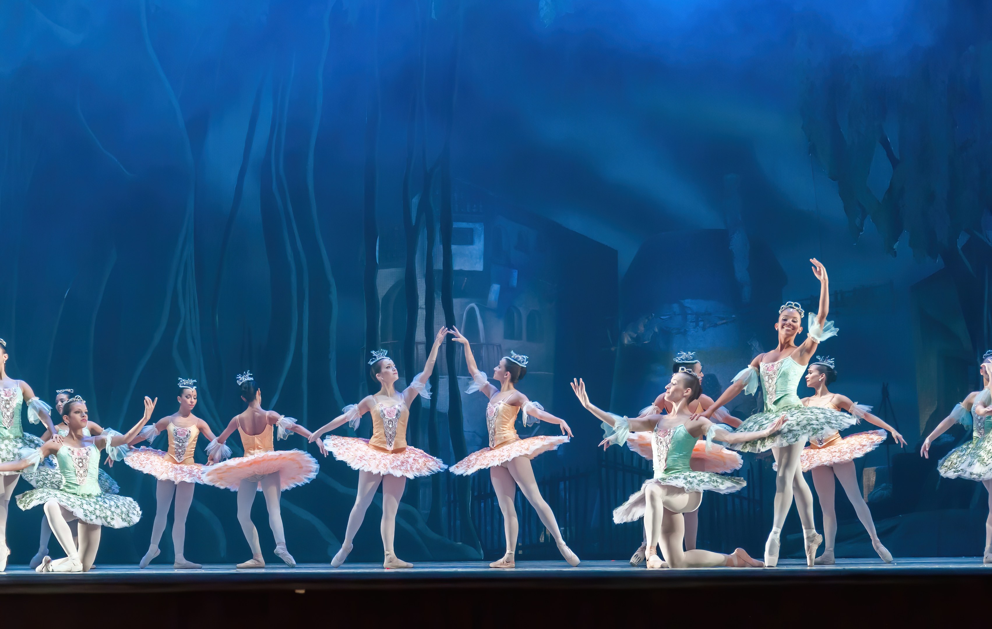 "Theater of Estrada Song" des Zentrums für Ästhetische Erziehung von Kindern der Nizhny Novgorod-Region wird vor Beginn der "Nussknacker"-Vorstellung im Nizhny Novgorod TYUZ am 1. Juni auftreten