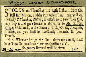 Eine Schwarz-Weiß-Postkarte mit dem Bild eines Mannes und einem Text über eine gestohlene Silberkanne.