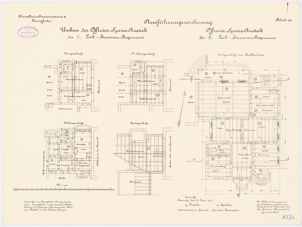 Ein detaillierter Grundriss des ehemaligen Bundeskanzleramts, der den Aufbau des Gebäudes mit verschiedenen Räumen und Textanmerkungen zeigt.