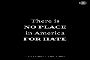 Ein schwarzer Hintergrund mit fetter weißer Schrift, die den Satz "Es gibt keinen Platz in Amerika für Hass" zitiert - ein Zitat von Präsident Joe Biden.