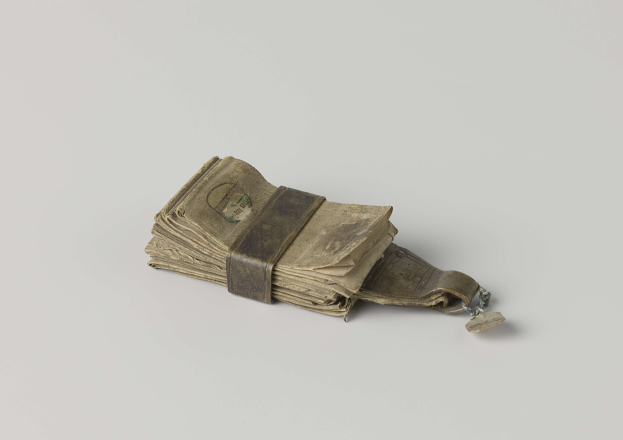 Stapel alter, abgenutzter Geldscheine, die auf einem weißen Hintergrund gestapelt sind.