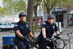 Neudorf/Wanheimerort/Duissern: Radfahrer bei Unfall verletzt - Fahrer flüchtet - Gestohlenes Fahrzeug sichergestellt