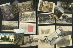 Eine Sammlung alter Ansichtskarten aus der deutschen Besetzung Deutschlands während des Ersten Weltkriegs, angeordnet auf einer schwarzen Oberfläche, die verschiedene Motive einschließlich Menschen, Gebäuden, Bäumen, Fahrzeugen und dem Himmel zeigt.