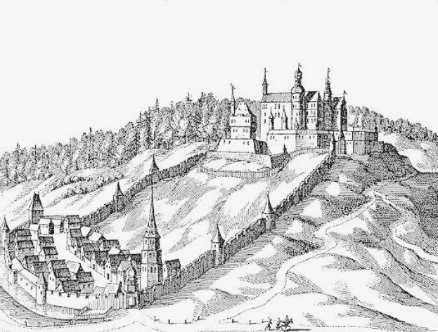 Eine Schwarz-Weiß-Zeichnung der Königsberger Schloss in Deutschland, das auf einem Hügel liegt und von Bäumen umgeben ist.