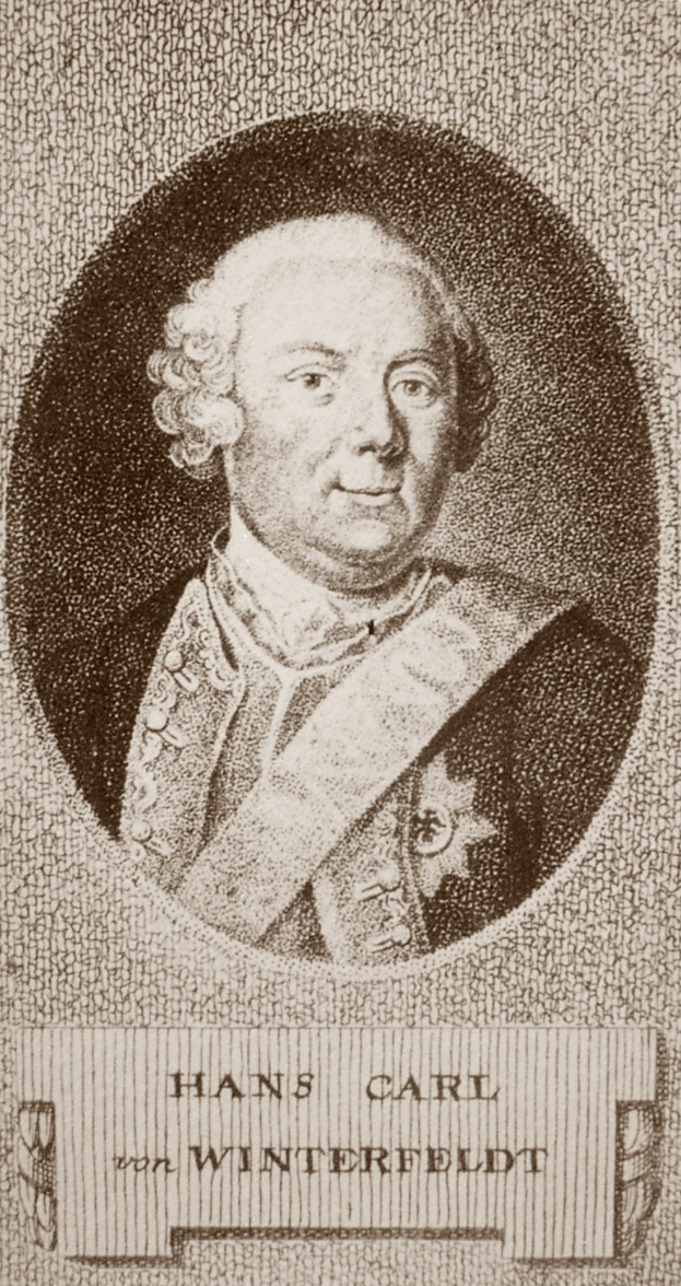 Schwarzes und weißes Porträt von Hans Carl von Winterfeldt mit ernstem Gesichtsausdruck, Text unten.