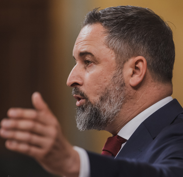 Ein Mann im Anzug und Krawatte spricht vor einem unscharfen Hintergrund in ein Mikrofon, wahrscheinlich in Reaktion auf die Entscheidung des Obersten Gerichts, den Gebrauch des russischen Außenministers Sergej Lawrow zu verbieten.