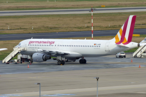 Ein Airbus A320-200 der Germanwings steht auf dem Frankfurter Flughafen, mit Fahrzeugen, Verkehrskegeln, Pfählen und Gras im Hintergrund.