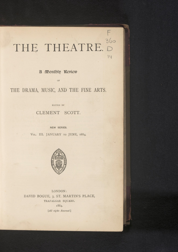 Titelblatt von "The Theatre: A Monthly Review of the Drama, Music, and the Fine Arts" geöffnet auf einer Seite mit Text und einem Logo.