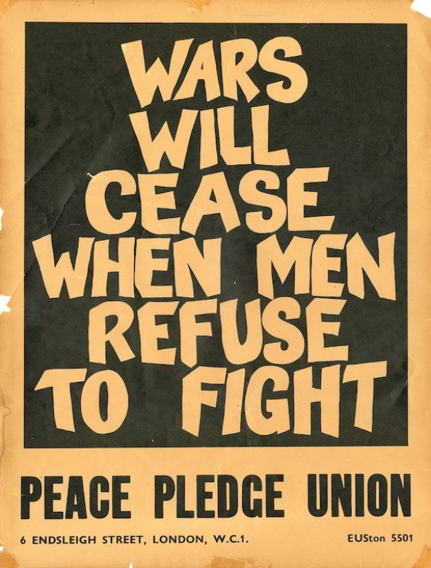 Fetter schwarzer Text auf weißem Hintergrund lautet "Kriege werden aufhören, wenn Männer sich weigern zu kämpfen", ein Aufruf zum Handeln gegen den Krieg und für Frieden.