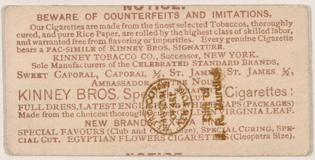 Papier mit schwarzem Text auf weißem Hintergrund und einem runden Stempel mit der Aufschrift "Vorsicht vor Fälschungen und Imitationen - Kinney Bros. Zigaretten" in schwarzem Umriss mit weißer Mitte.