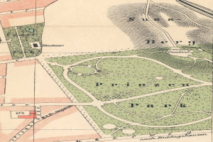 Alte detaillierte Karte von Berlin, Deutschland, die einen Park mit Straßen, Sehenswürdigkeiten und Textbeschreibungen seiner Größe, Lage und Merkmale hervorhebt.