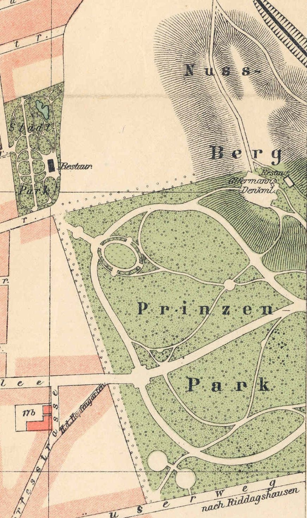 Alte detaillierte Karte von Berlin, Deutschland, die einen Park mit Straßen, Sehenswürdigkeiten und Textbeschreibungen seiner Größe, Lage und Merkmale hervorhebt.