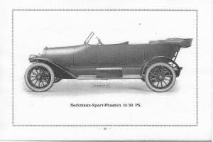 Schwarzes und weißes Foto eines vintage Beckmann-Sport Phaeton 10/30 PS-Wagens mit schlankem, aerodynamischem Design, großem runden Scheinwerfer, gebogener Dachlinie, getönten Fenstern und glänzendem Finish.