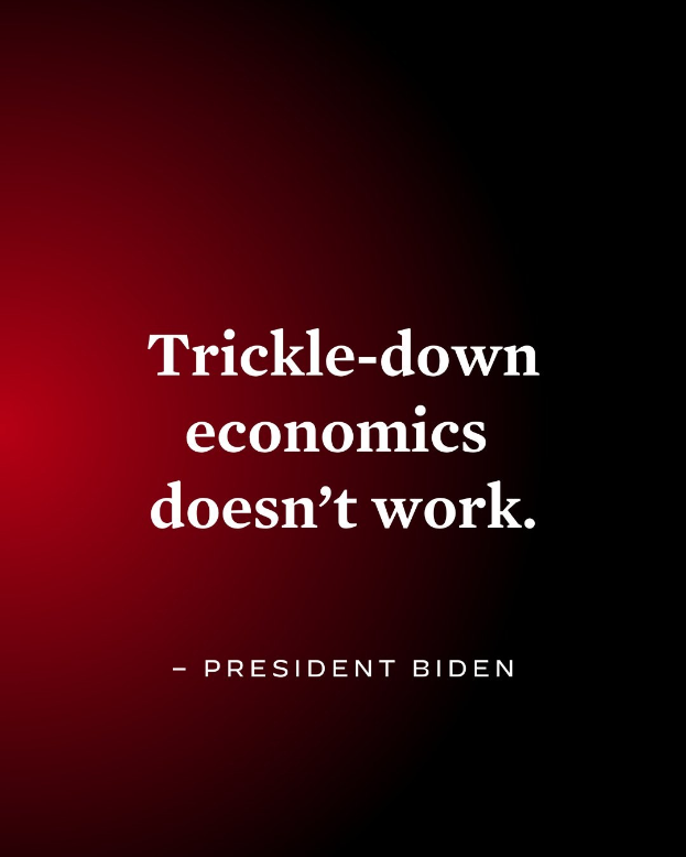 Plakat mit fetter schwarzer Schrift "Trickle-Down Economics Doesn't Work" auf weißem Hintergrund, umrandet von einem schmalen schwarzen Rand, begleitet von einem Zitat von Präsident Biden.