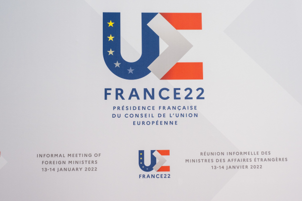 Plakat für die 'Frankreich 22 - Informelle Tagung der Außenminister' mit dem Logo der Europäischen Union.