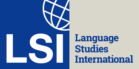 Blauer Kreis mit weißer Umrandung mit weißen "LSI"-Buchstaben über dem weißen Text "Language Studies International" auf einem blauen und weißen Hintergrund.
