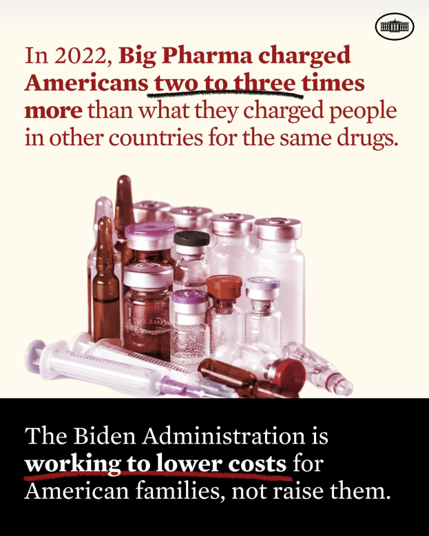 Plakat mit Text, der besagt, dass Big Pharma 2022 Amerikanern zwei bis drei Mal so viel für dieselben Medikamente berechnet hat wie in anderen Ländern, begleitet von Bildern von Medikamentenflaschen und einer Spritze.