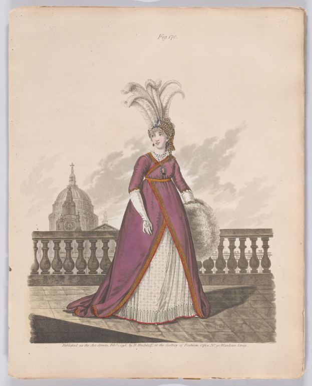 Frau in einem violetten und weißen Federkleid, die an einem Geländer steht, mit einem Gebäude und Wolken im Hintergrund, beschriftet mit 'Fashion of New York, New York Street, 1790.'