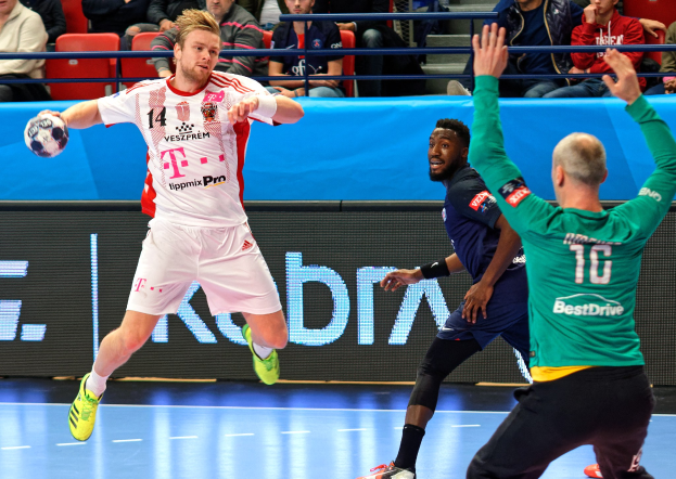 Männer bei einem Handballspiel auf einem Feld während des Futsal-Weltmeisterschaft 2019 zwischen Bayern München und Paris Saint-Germain, mit Zuschauern im Hintergrund.