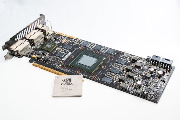 Nahaufnahme einer Computermotherboard mit einem darauf liegenden Speicherchip, mit sichtbarem Text.