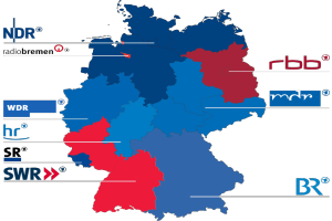 Eine Deutschlandkarte mit in rot und blau hervorgehobenen Bundesländern, die die Ergebnisse der Wahl von 2016 zeigen, einschließlich Textdetails zu Kandidaten und dem Wahldatum.