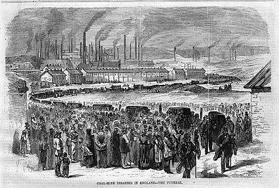 Schwarze und weiße Zeichnung von Menschen vor einer Fabrik mit Häusern und Rauch aus Schornsteinen, mit dem Text "Kohlebergbau-Katastrophe in England das Ende" unten.