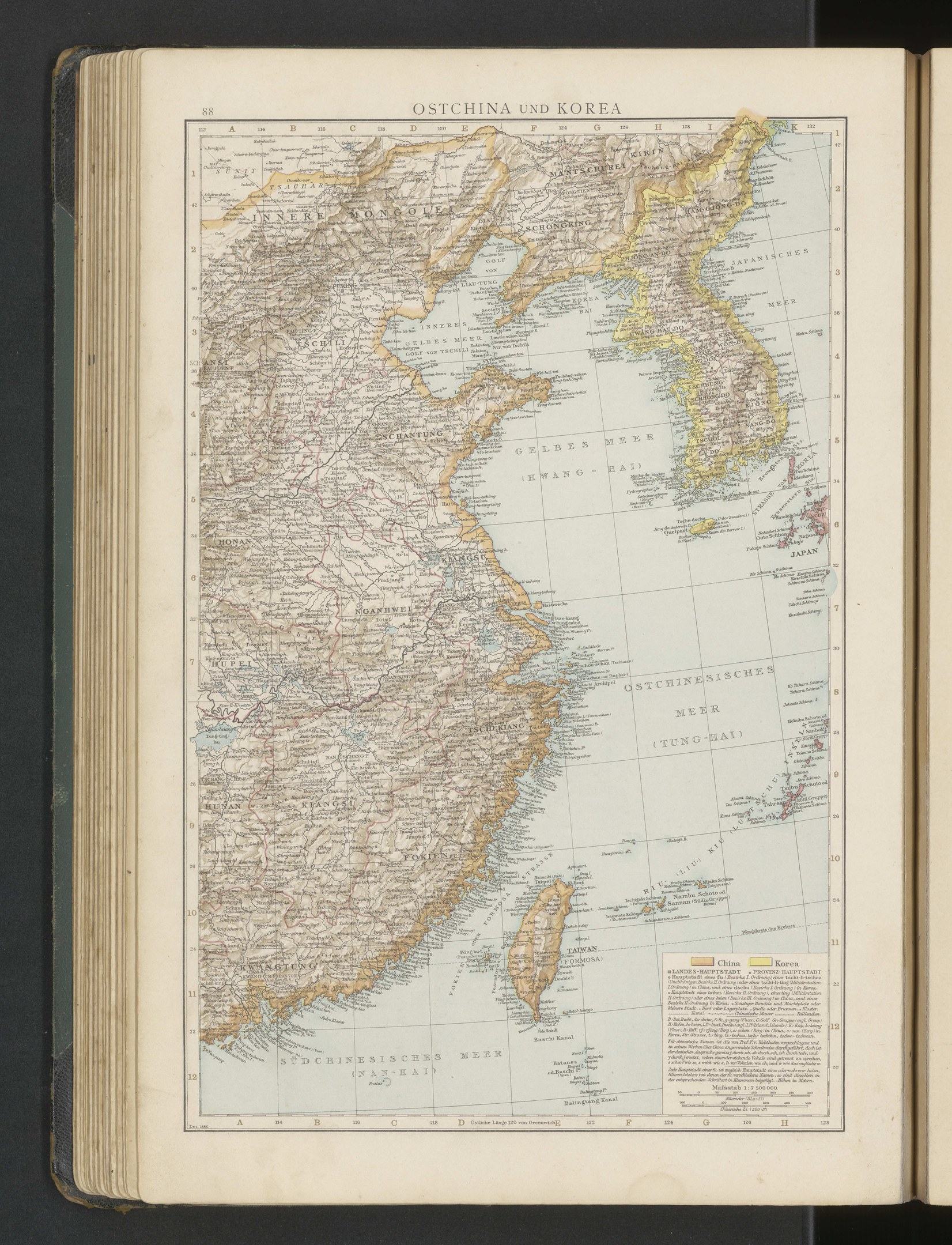 Offenes Buch mit detaillierter Landkarte von Südkorea auf schwarzem Hintergrund.