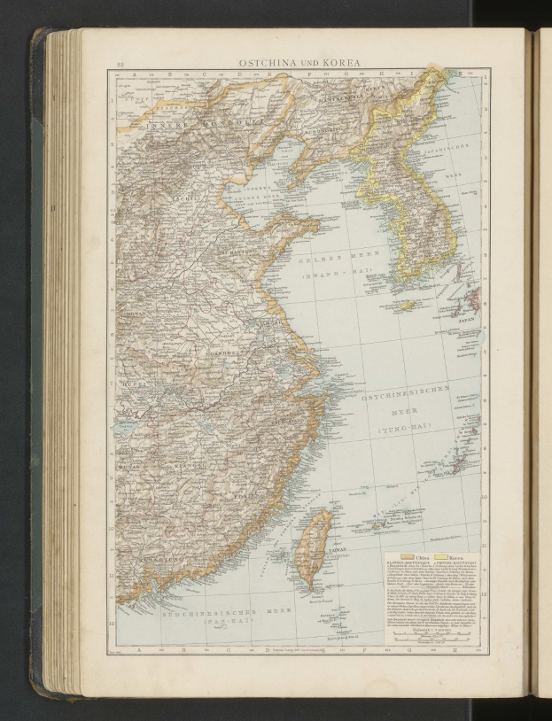 Offenes Buch mit detaillierter Landkarte von Südkorea auf schwarzem Hintergrund.