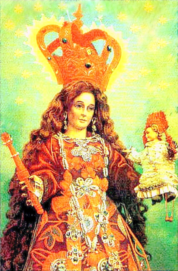 Eine Frau in einem roten Kleid mit einer Krone, die ein Baby hält, mit einem friedlichen Ausdruck und ihrem Haar zu einem Knoten gebunden.