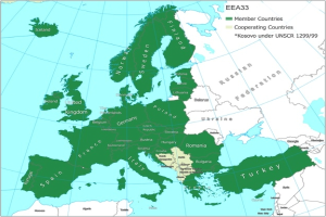 Eine detaillierte Karte von Europa, die die Mitgliedstaaten der Europäischen Union, wichtige Städte, Flüsse und geografische Merkmale hervorhebt, begleitet von Text, der die Landesnamen und Grenzinformationen bereitstellt.