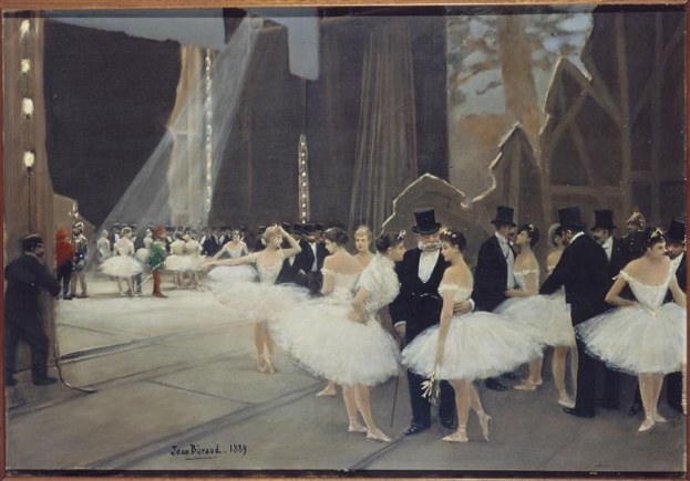 Gemälde mit dem Titel "Tanz an der Oper" von Jean Beraud aus dem Jahr 1889, das Tänzer in weißen Tutus und Hüten auf einer Bühne mit Bühnenbeleuchtung und einem Photo-Rahmen darstellt.