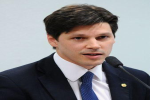 Ein Mann im Anzug spricht in ein Mikrofon und scheint über die Genehmigung eines Gesetzes zur Internet-Sperre zu sprechen.