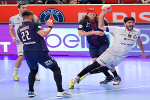 Mannschaft, die auf einem Handballfeld spielt, mit einem Ball im Spiel, Zuschauern im Hintergrund und einem Banner mit der Aufschrift "Futsal-Weltmeisterschaft 2019 - Paris Saint-Germain vs. Marseille."