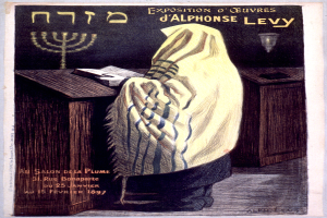 Ein Plakat, das eine Ausstellung jüdischer Kunst in Paris ankündigt, zeigt eine Person vor einem Tisch mit einem Buch und einer Menora, mit Text zur Ausstellung.