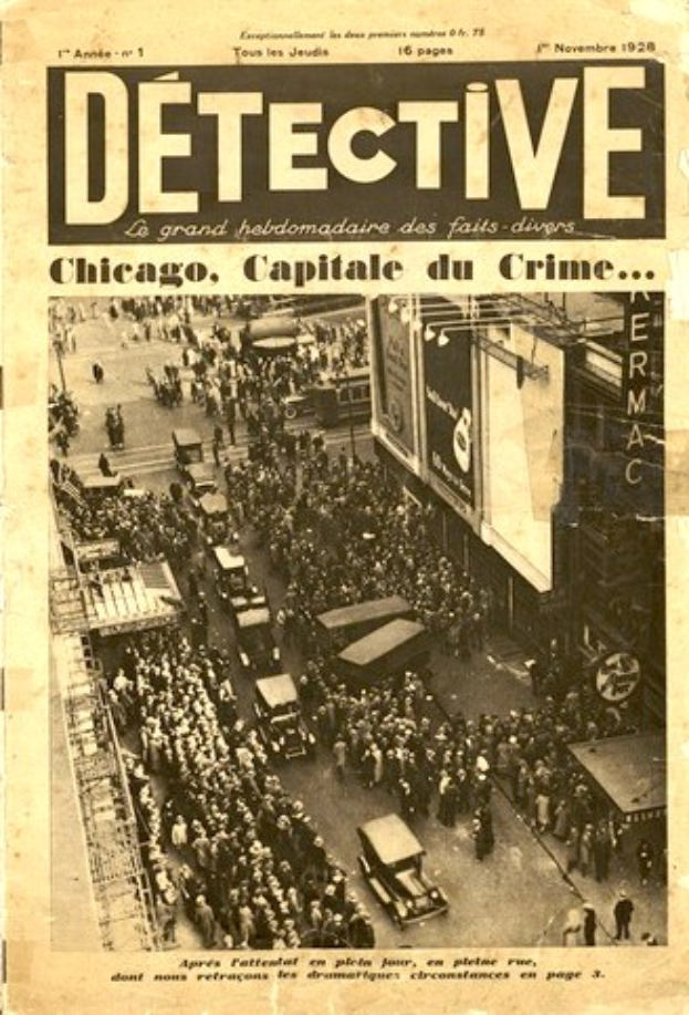Schwarz-weißes Bild einer alten Zeitung mit einer Schlagzeile, die "Detective, Chicago, Capital du Crime" zeigt, mit einer Menge Menschen und Fahrzeugen auf einer Straße mit Gebäuden im Hintergrund.