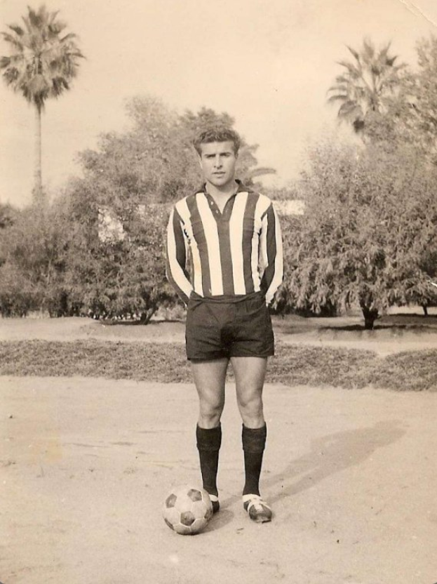 Schwarzes und weißes Foto eines älteren Mannes, der einen Füüball äußer hält