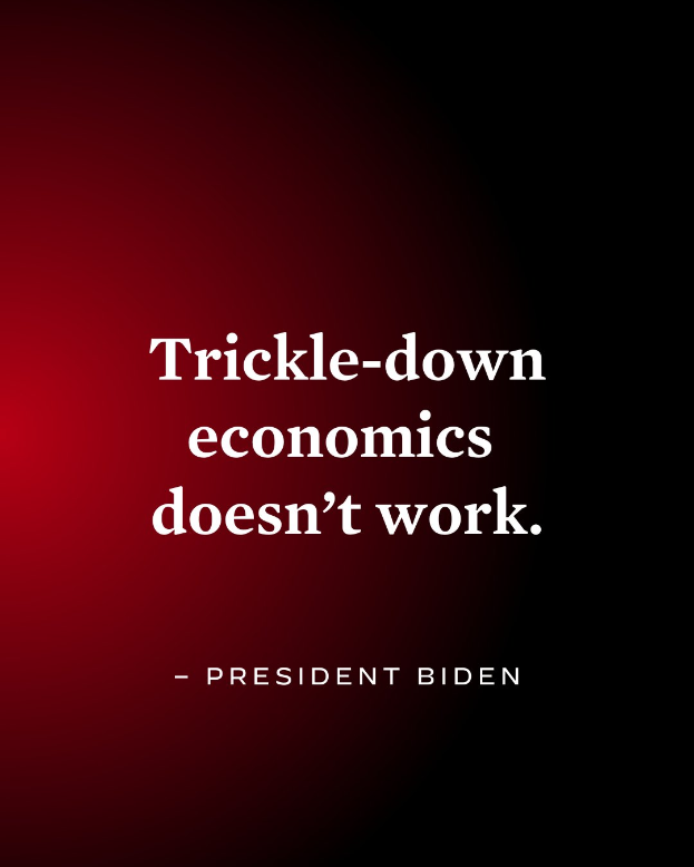 Ein Plakat mit fetter, schwarzer Schrift auf einem weißen Hintergrund, eingerahmt von einem dünnen schwarzen Rand, das besagt "Trickle-Down Economics Works Not" und einen Zitat von Präsident Biden enthält.