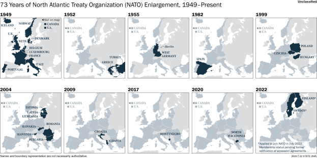 Eine Karte, die die Erweiterung der NATO von 1949 bis heute veranschaulicht, wobei die Regionen farblich nach dem Jahr des Beitritts unterteilt sind.