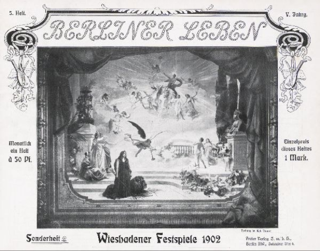 Schwarz-weiß-Foto einer Bühne mit Künstlern in traditioneller deutscher Tracht während der "Wiesbadener Festspiele 1902", mit einem applaudierenden Publikum im Hintergrund.