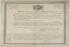 Ein altes Dokument mit einem Schwarz-Weiß-Bild eines Mannes, Text "brevet de pension" und einem Logo.