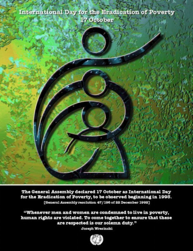 Plakat zum Internationalen Tag zur Beseitigung der Armut mit einem kreisförmigen Logo mit einer Hand in einem Blattkranz, fettweißer Schrift und einem hellblauen Hintergrund mit einem weißen Rand.