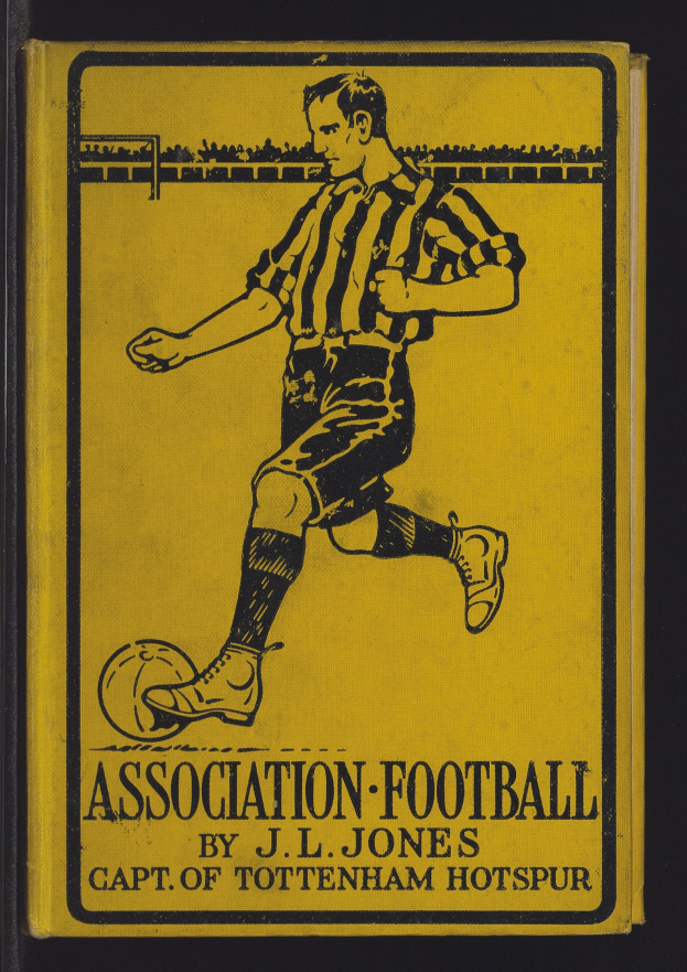 Ein Buchumschlag mit einem Mann in einem Fussballtrikot, der einen Fussball tritt, mit der Aufschrift 'Association Football by J.L. Jones'.