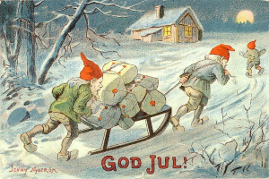 Vintage-Weihnachtsgrußkarte mit zwei Gartenzwergen, die einen Schlitten mit Geschenken durch verschneite Landschaft ziehen, mit Bäumen, einem Haus und einem Mond im Hintergrund und der Inschrift "God Jul".