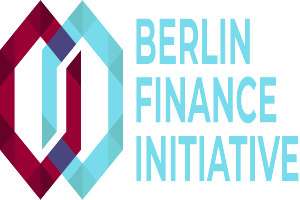 Das Logo der Berlin Finance Initiative zeigt einen blauen Kreis mit weißer Umrandung und einem weißen "B" in der Mitte, umgeben von einem weißen Ring mit blau-weißem Karomuster, alles vor einem weißen Hintergrund mit den Worten "Berlin Finance Initiative" in fetter schwarzer Schrift.