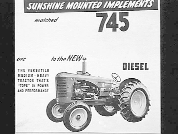 Schwarzes und weißes Werbeplakat für einen 745 Traktor mit angebauten Geräten, das ein Bild des Traktors und beschreibenden Text zeigt.